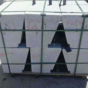 常德 芝麻白异形坐凳，石凳