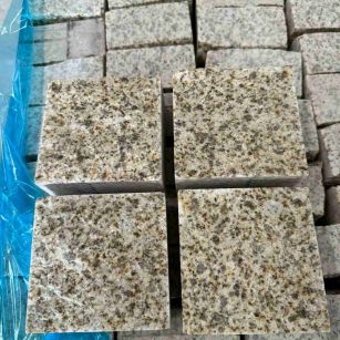 常德 黄金麻花岗岩自然面小方块，弹石，马蹄石等