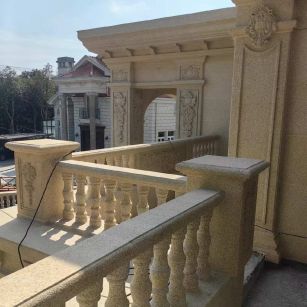 常德 黄金麻别墅外墙干挂雕花配合阳台栏杆花瓶柱