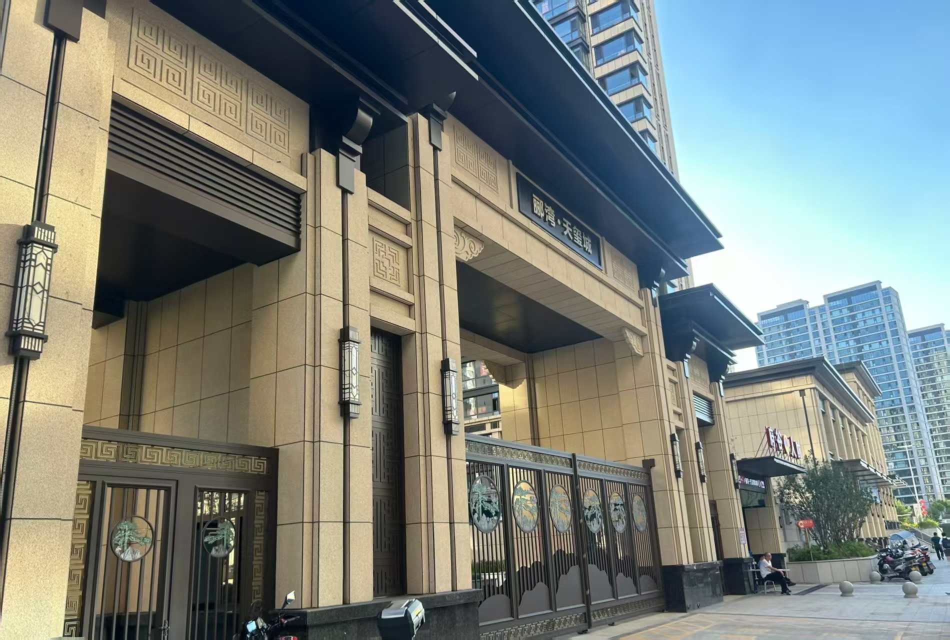 常德 黄金麻花岗岩荔枝面小区门楼外墙干挂