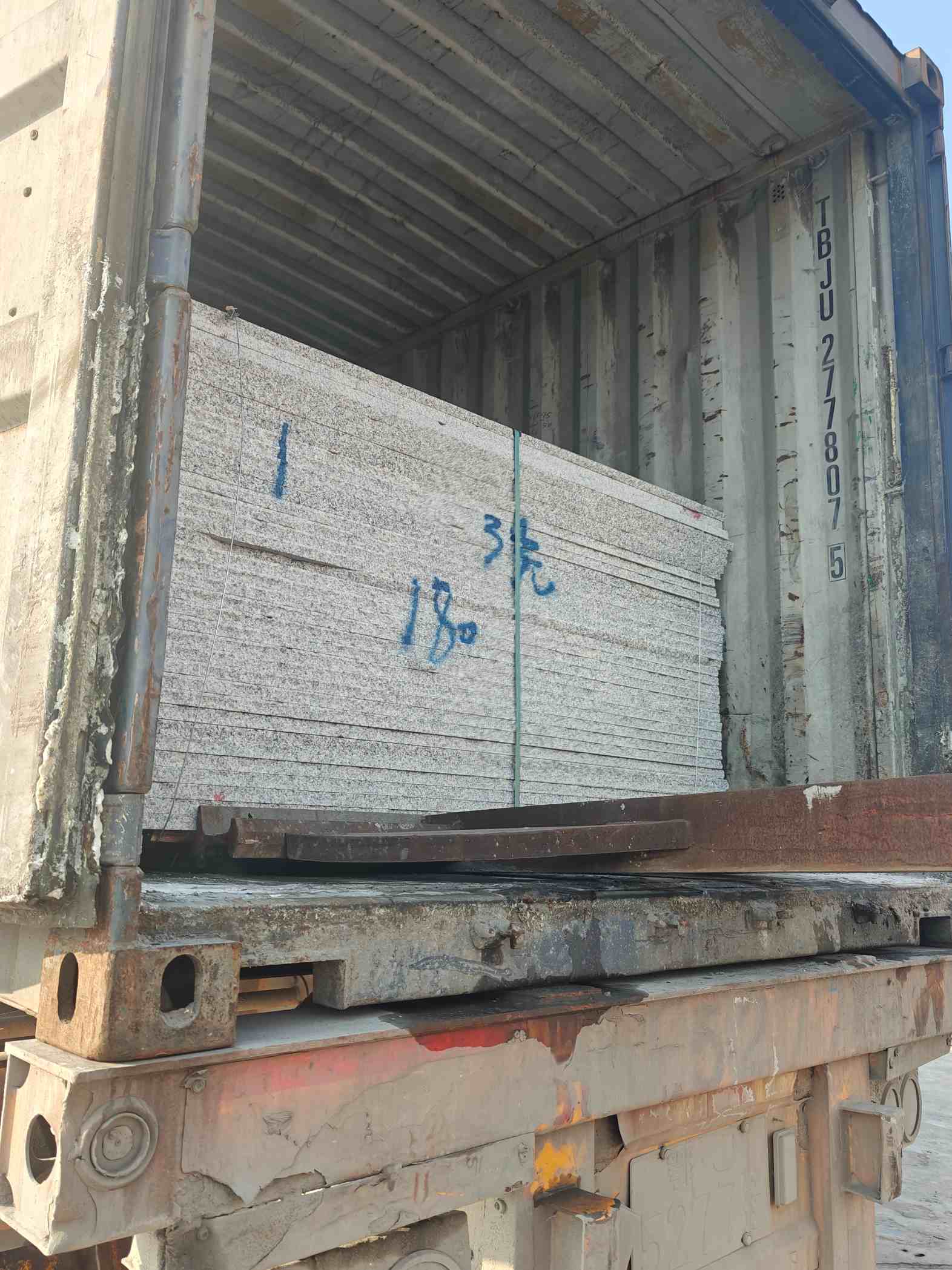 常德 芝麻白花岗岩石材3.0公分光面毛板装柜出货