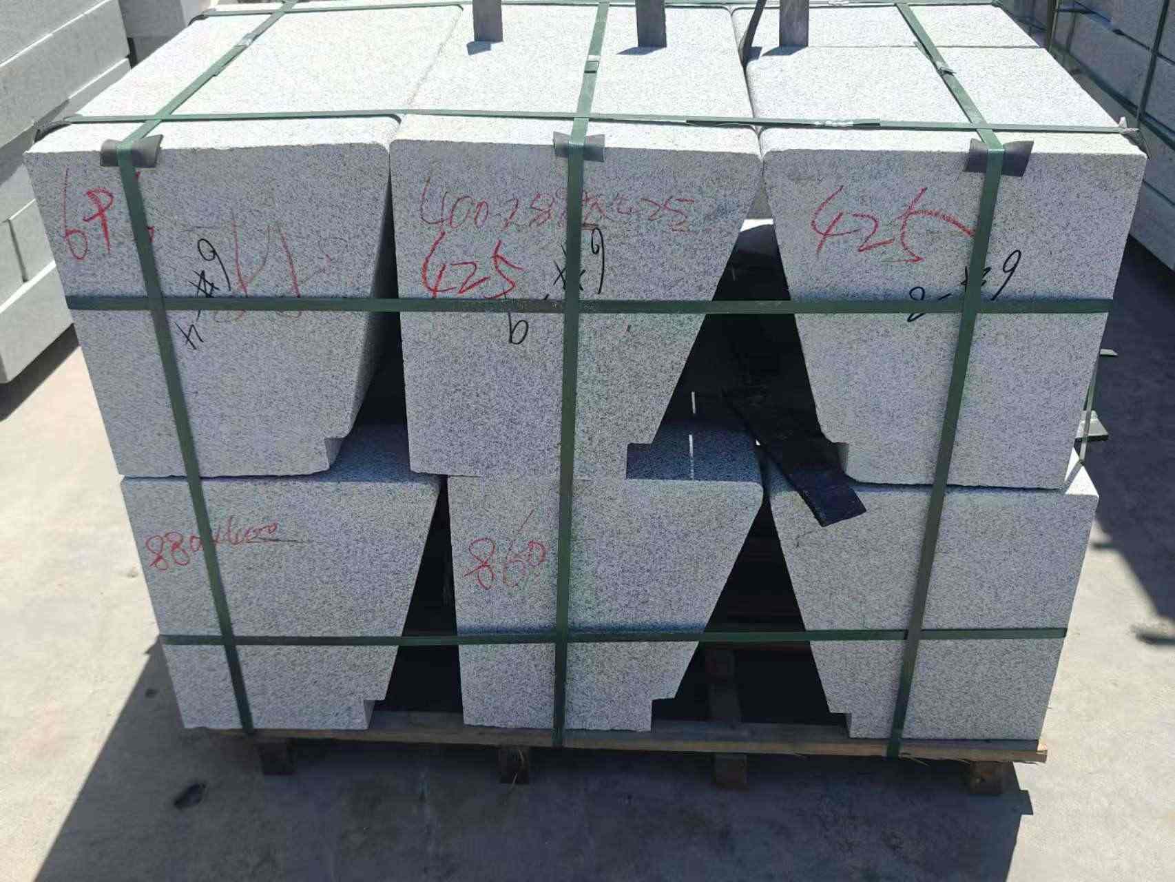 常德 芝麻白异形坐凳，石凳