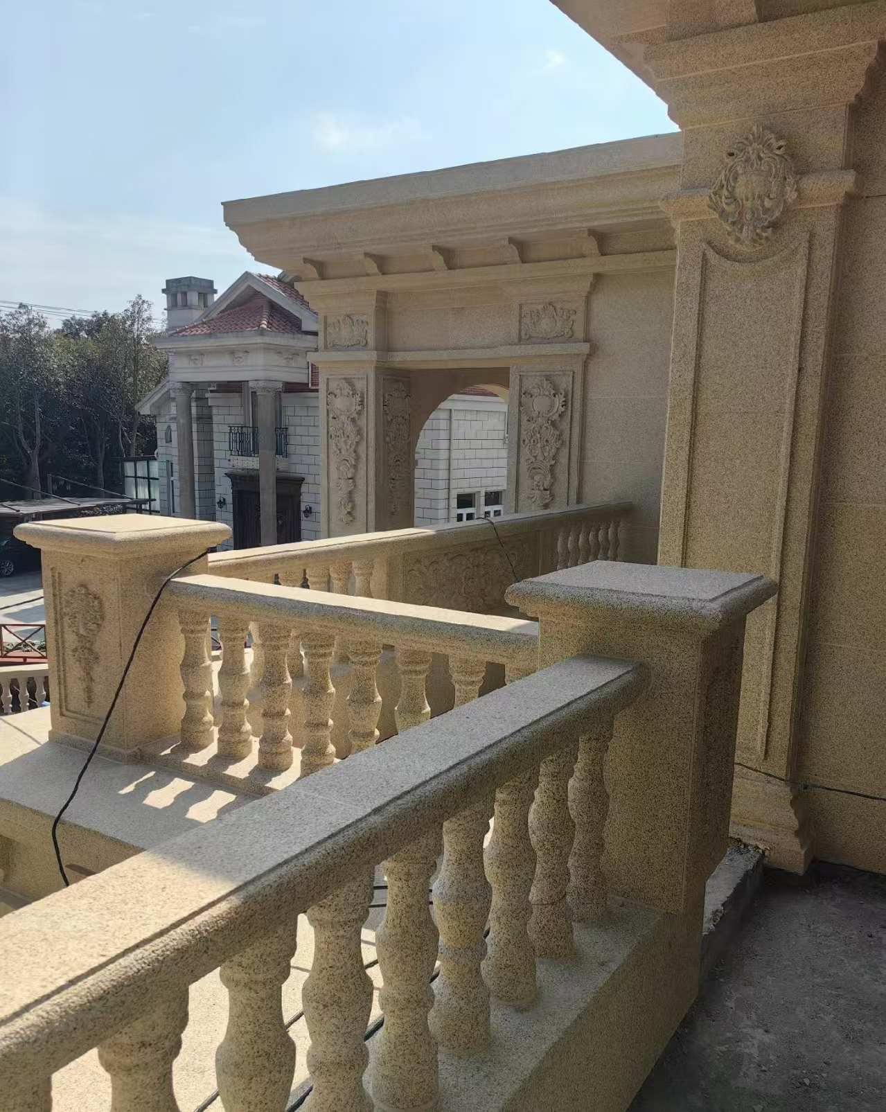 常德 黄金麻别墅外墙干挂雕花配合阳台栏杆花瓶柱