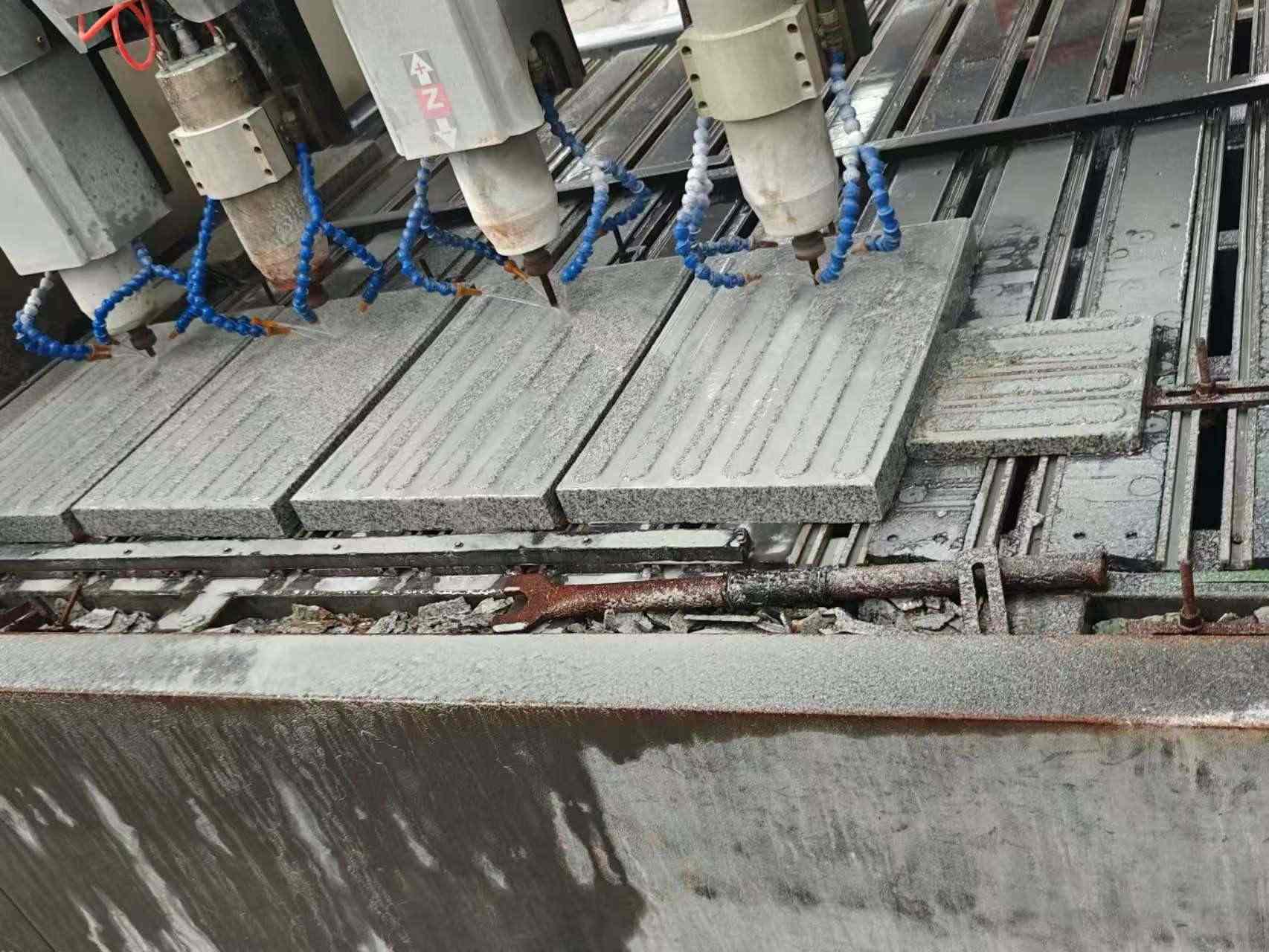 常德 芝麻白花岗岩荔枝面盲道雕刻