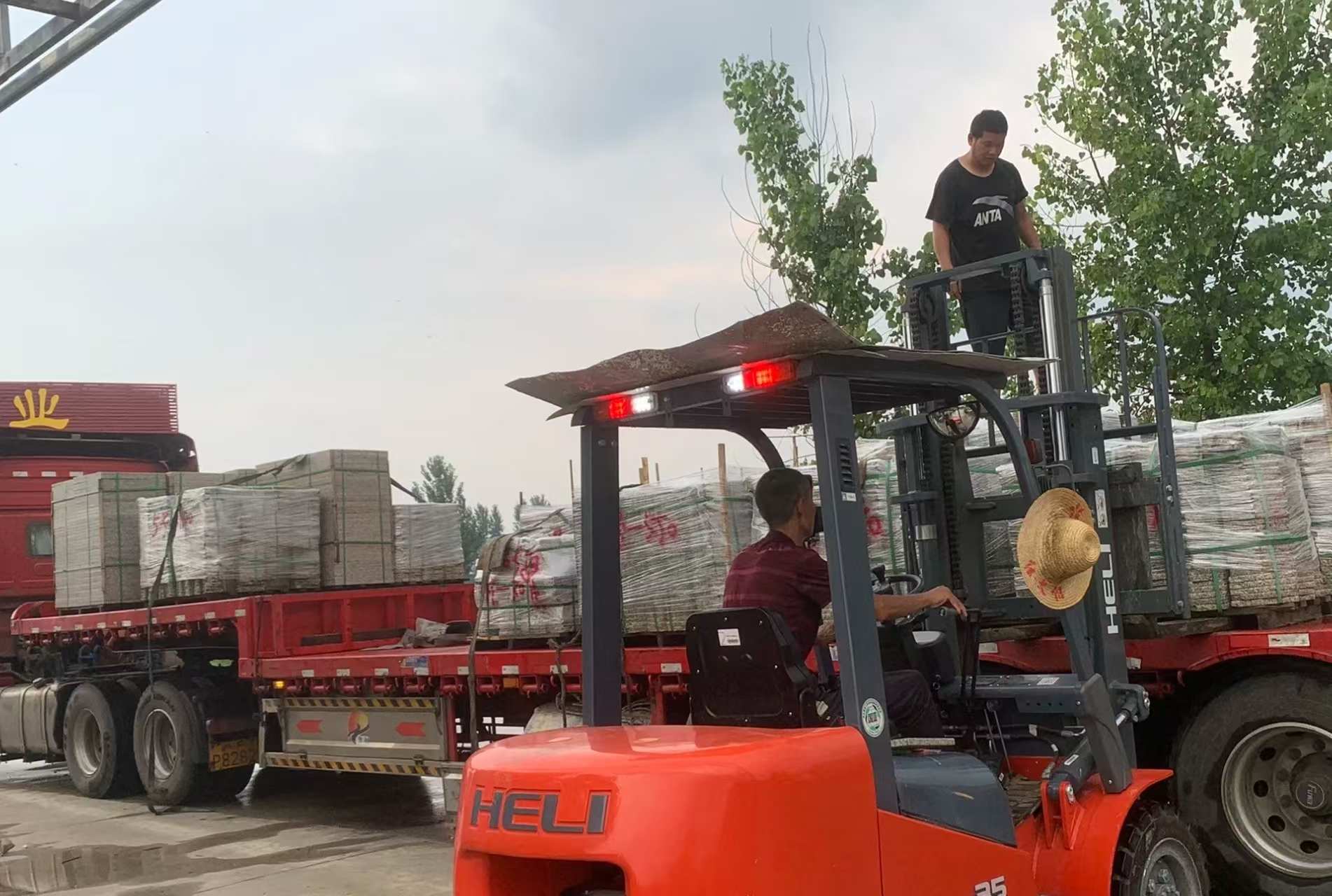 常德 黄金麻冰裂纹，地铺石装车