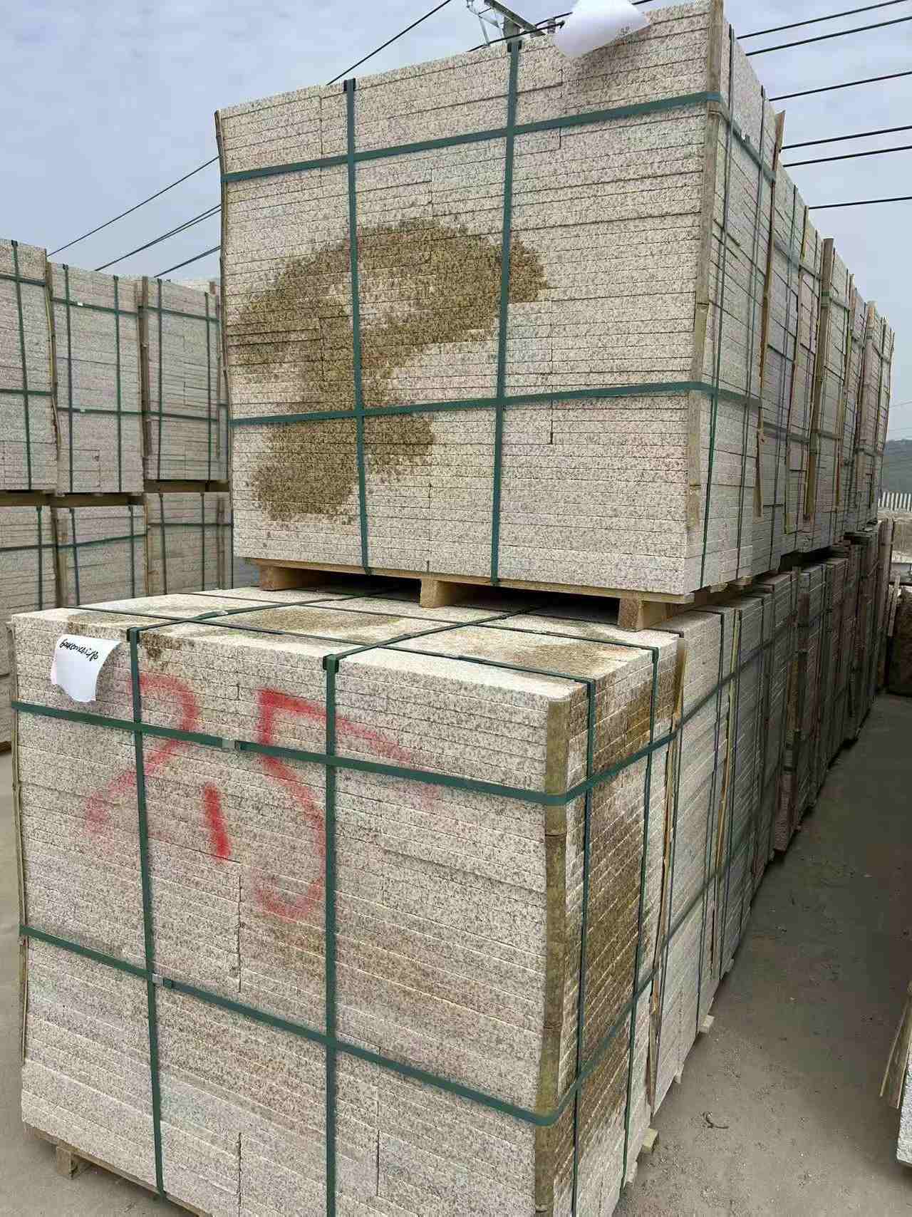 常德 黄金麻花岗岩石材荔枝面地铺石2.5*300*600