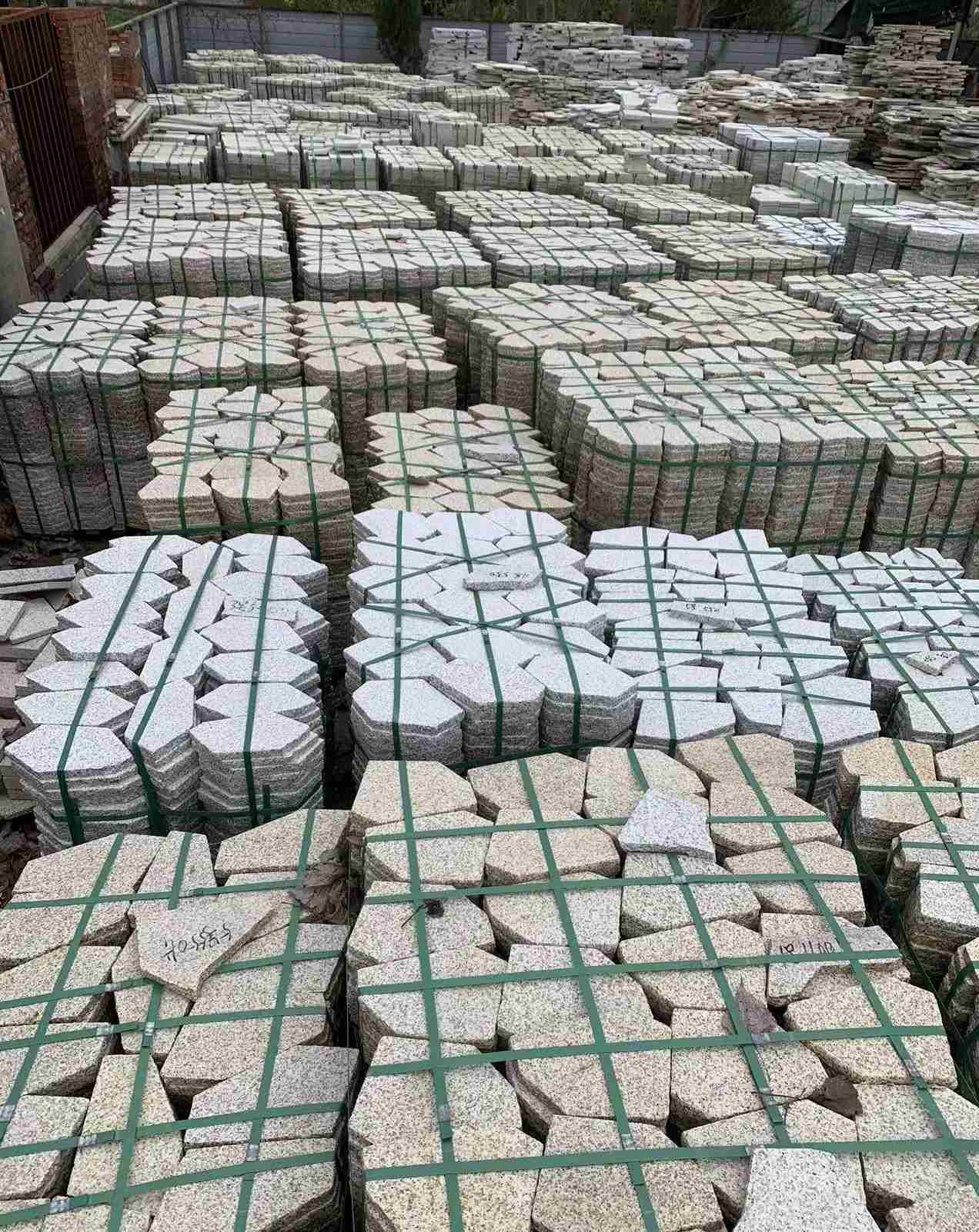 常德 黄金麻白麻花岗岩荔枝面地铺石(冰裂纹)