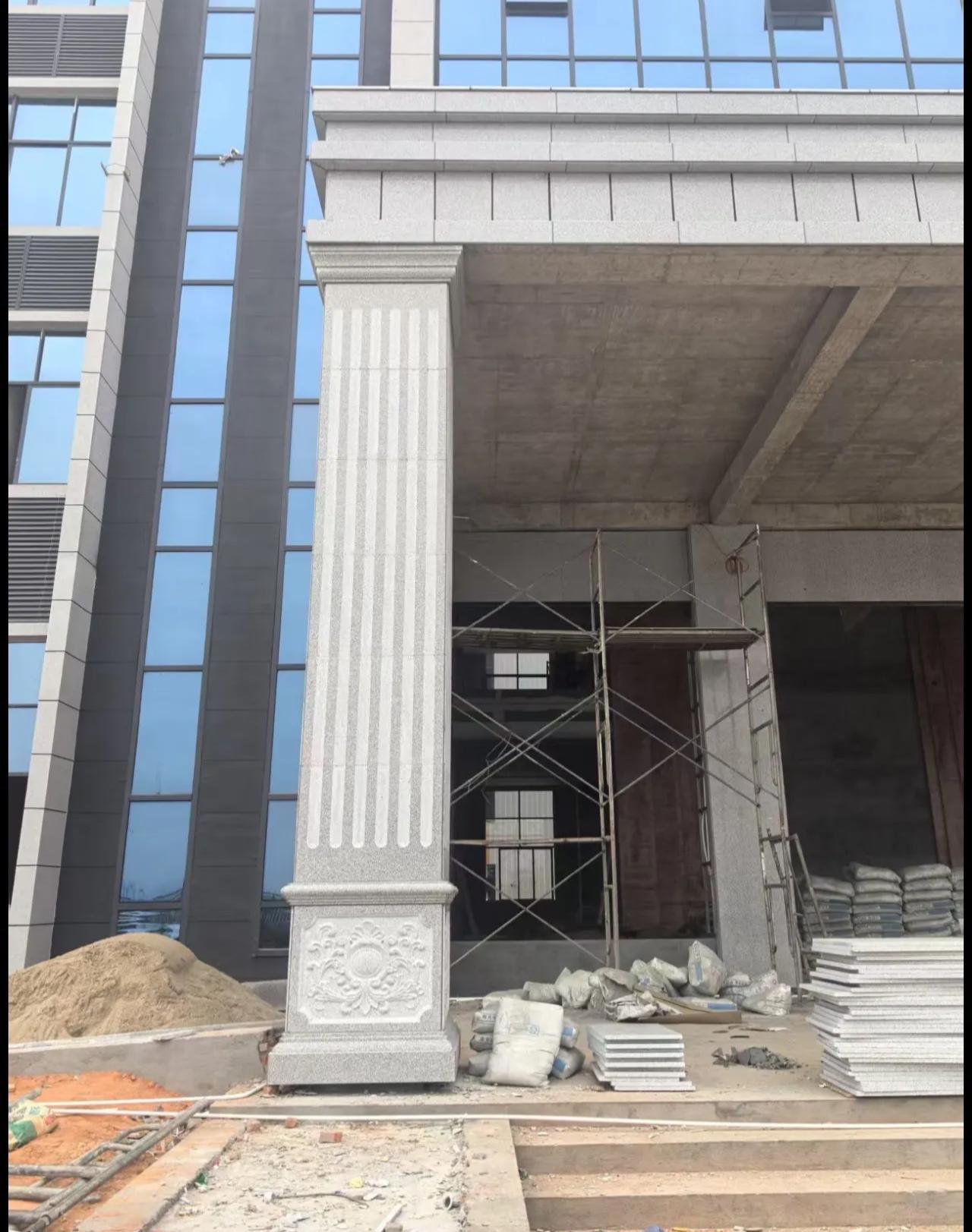 常德 芝麻白光面花岗岩门楼大柱（罗马柱）配雕花底座