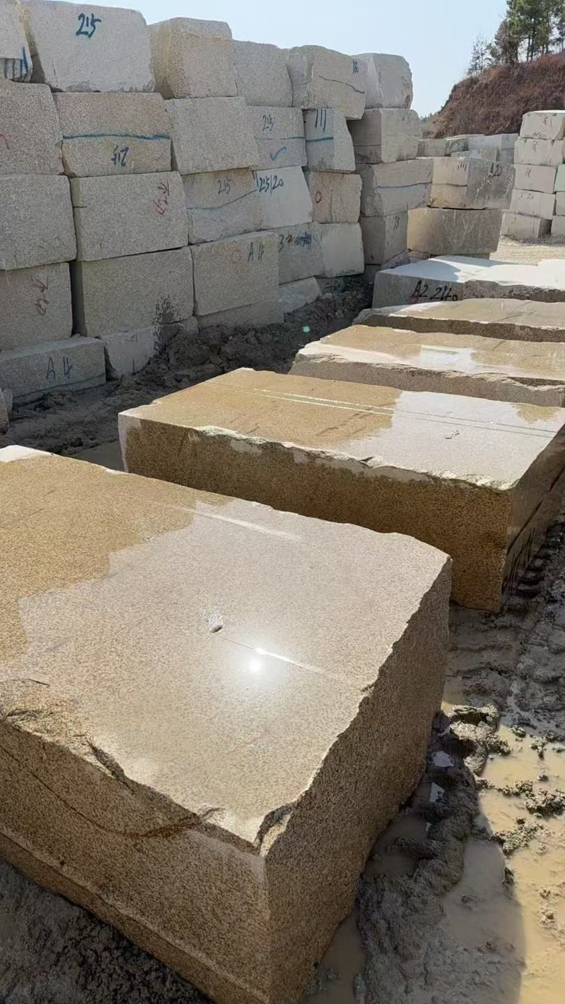 常德 黄金麻方料堆场洗料分选中，原材料充足