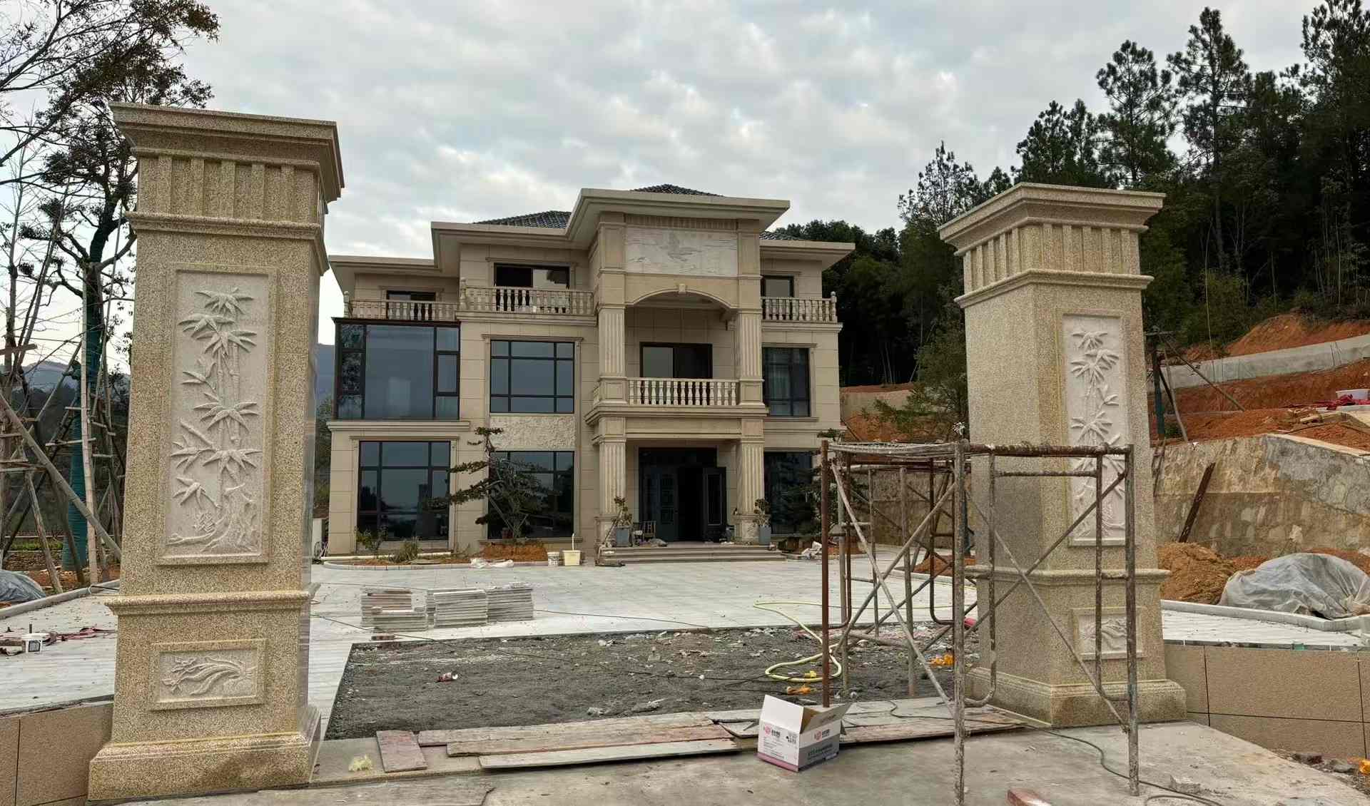 常德 黄金麻花岗岩别墅雕花外墙干挂配上门口雕花罗马柱