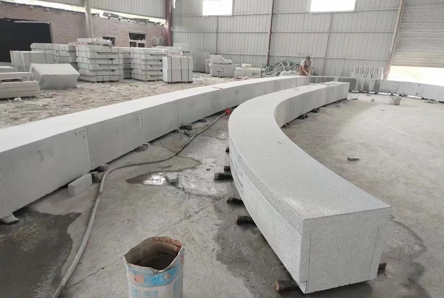 常德芝麻白花岗岩石板材 园林光面弧形坐凳