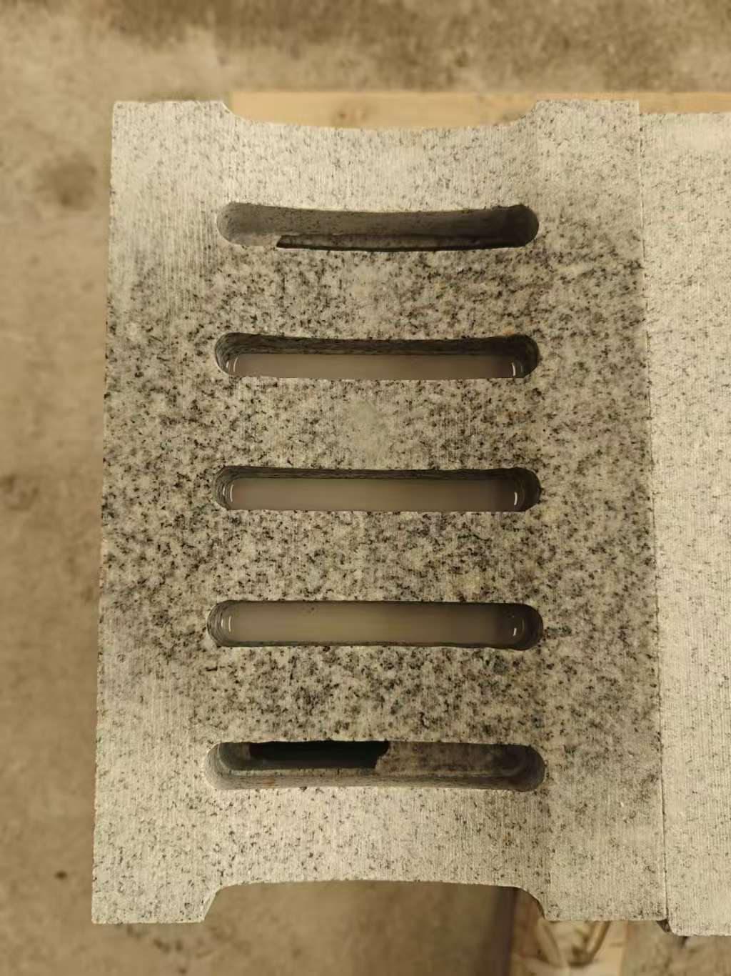 常德 芝麻白拉丝面花岗岩U型开槽排水槽