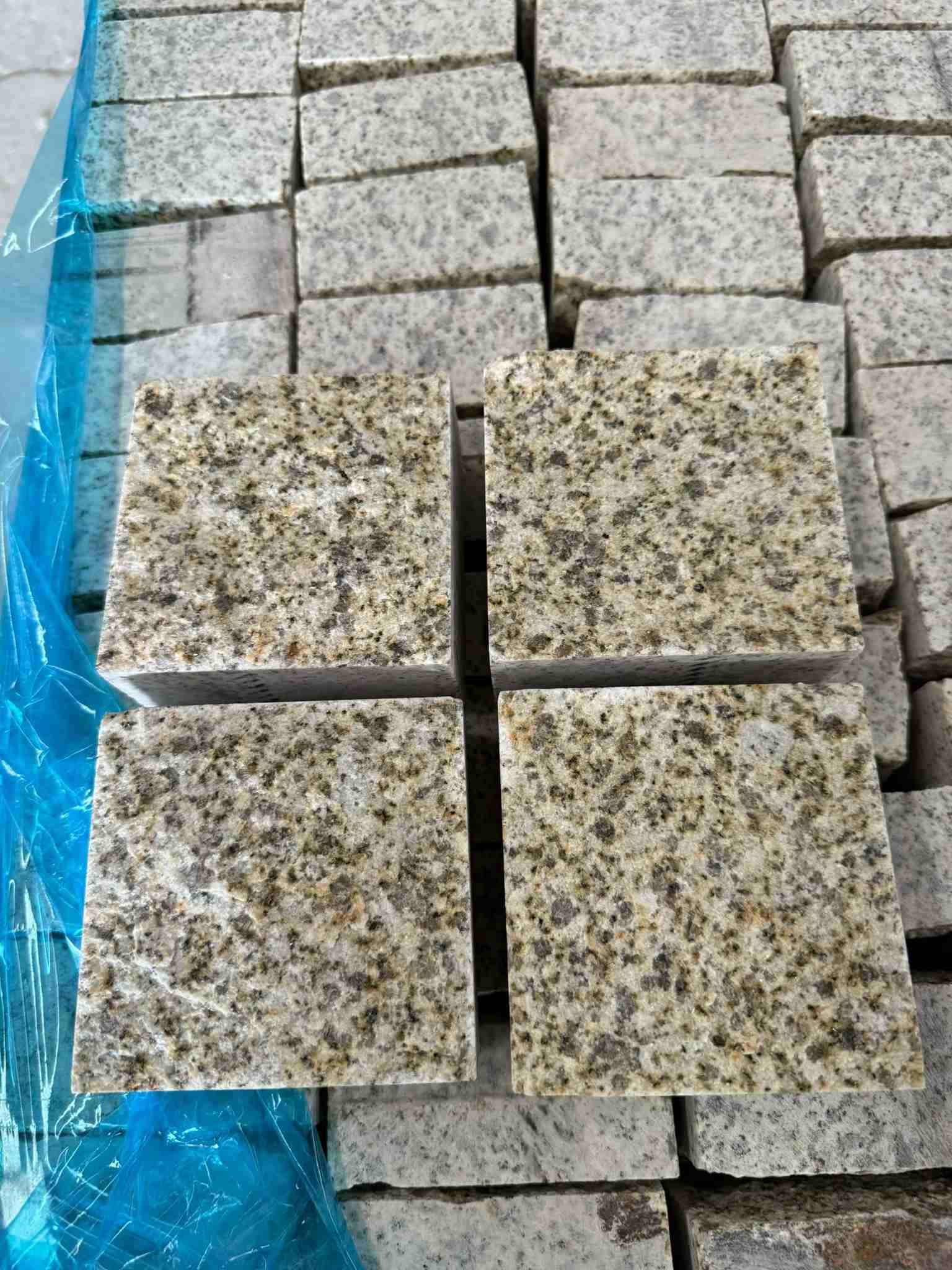 常德 黄金麻花岗岩自然面小方块，弹石，马蹄石等