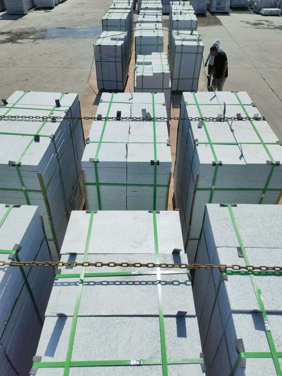 常德 芝麻白花岗岩5公分地铺石 花岗岩厂家工厂装车日常