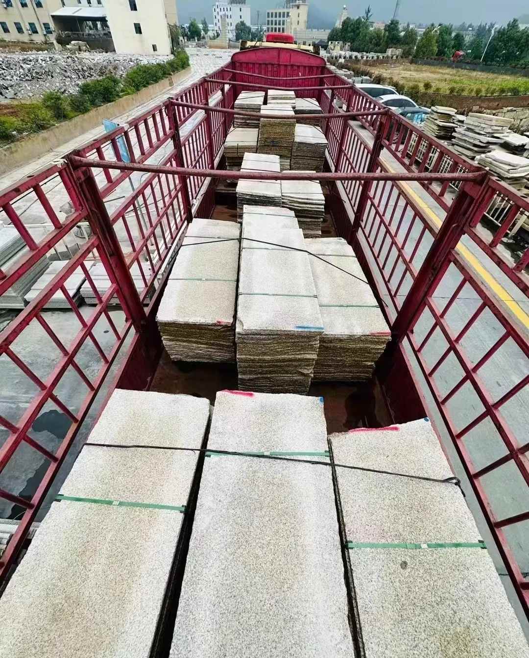 常德 黄金麻花岗岩荔枝面，光面毛板装车完成