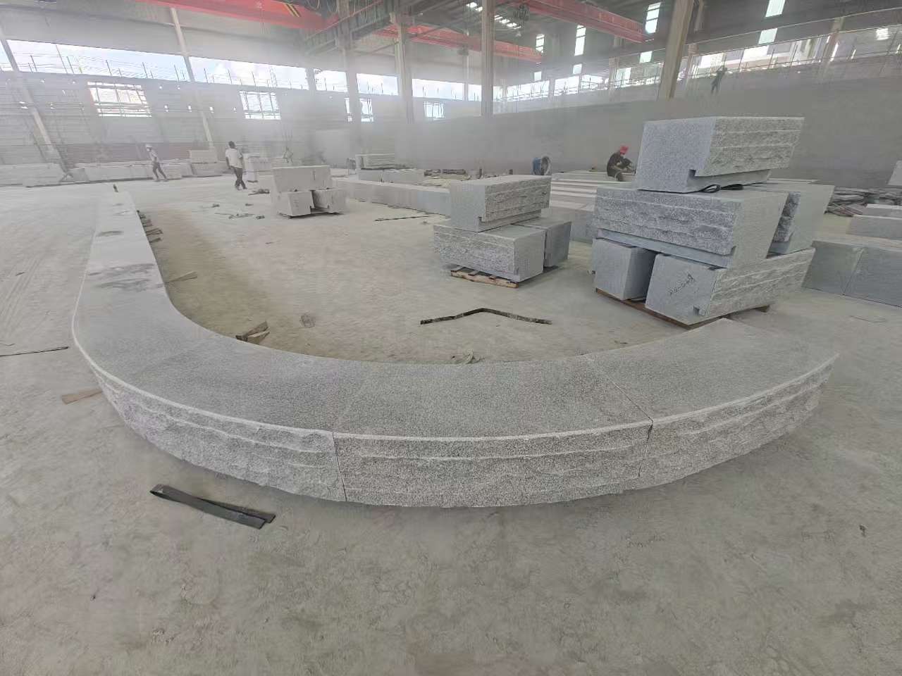 常德 芝麻白异形坐凳，自然面光面弧形加工